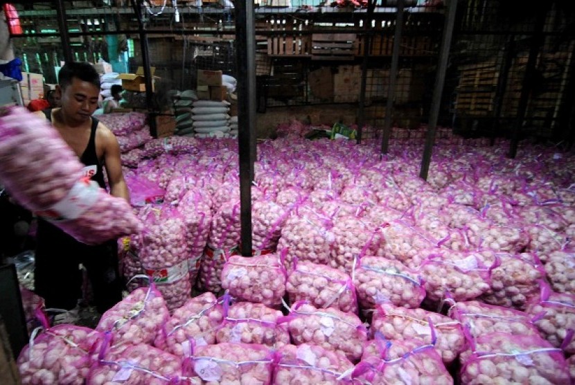 Imported garlic at regional market in Jakarta. (illustration)  