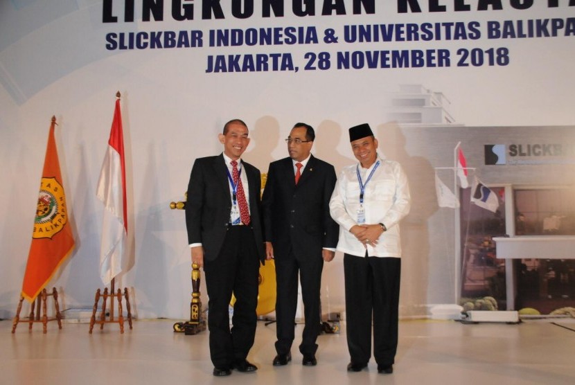 imposium internasional lingkungan kelautan yang diselenggarakan oleh Slikcbar Indonesia dan Universitas Balikpapan di Hotel Fairmont, Senayan, Jakarta, Rabu, (28/11).