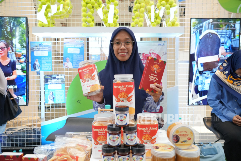 Imroatus Sofiyah, nasabah PNM Mekaar Cabang Surabaya yang telah bergabung PNM sejak 2020 dengan usaha Kerupuk Udang Sangrai yang ia kembangkan dari dapur rumahnya.