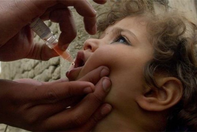 Imunisasi polio pada anak (ilustrasi)