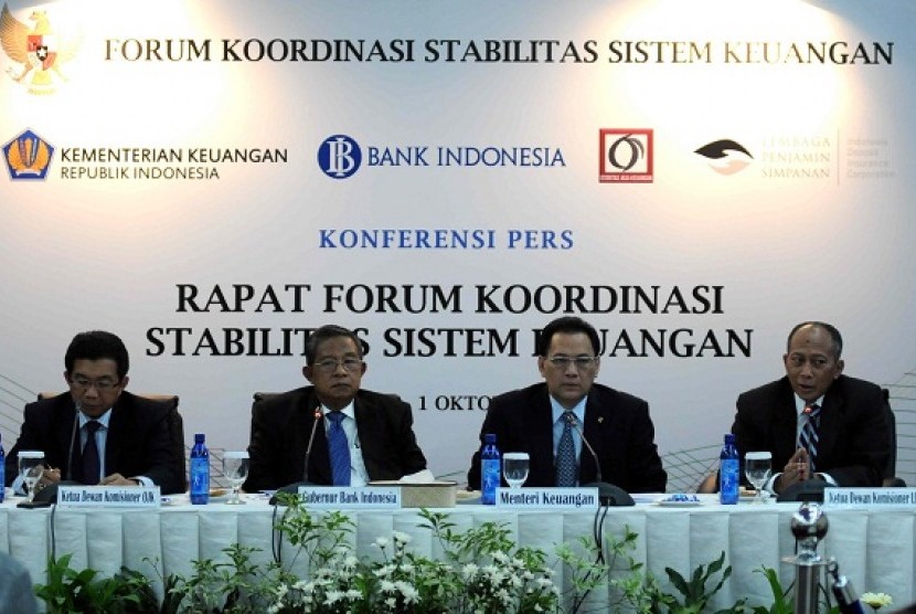 In its effort to face financial crisis, Coordinating Forum on Financial System Stability (FKKSK) will hold crisis management simulation. From left to right, the head of OJK, Muliaman D Hadad, BI governor darmin Nasution, and Minister of Finance Agus Martow