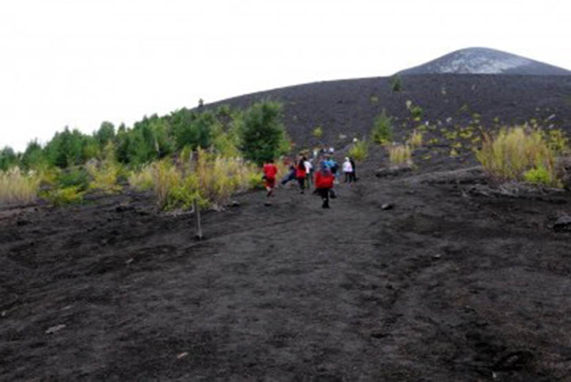 In normal condition, small islands around Mount Krakatau attract tourists.