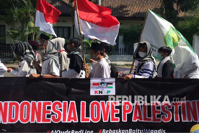 Koalisi Yogyakarta Bebaskan Baitul Maqdis melakukan aksi long march.