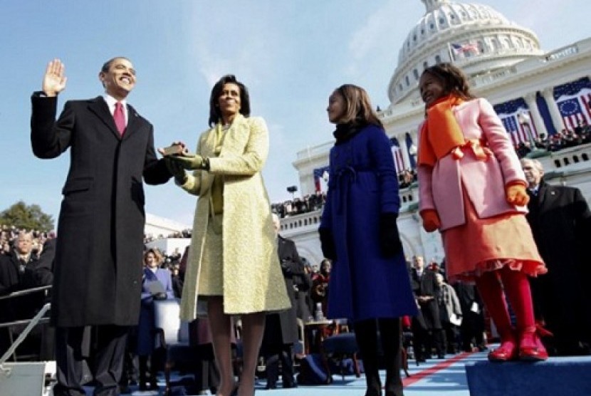 In this 20 January 2009 file photo, Barack Obama, left, takes the oath of office from Chief Justice John Roberts, not seen, as his wife Michelle, holds the Lincoln Bible and daughters Sasha, right and Malia, watch at the US Capitol in Washington. 