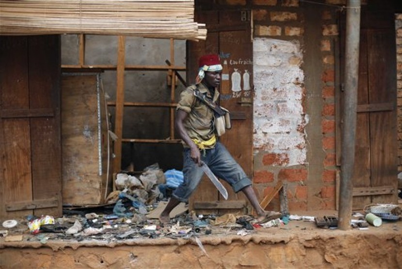 In this file photo taken on Wednesday, Jan. 22, 2014, Anti-Balaka Christan youth loot the Muslim market in the PK13 district of Bangui, Central African Republic. 