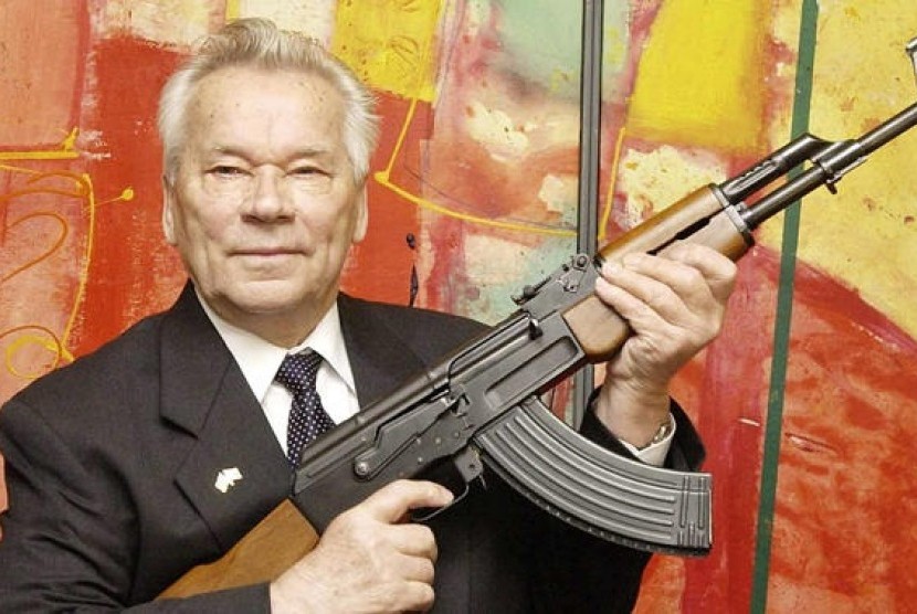 Mikhail Kalashnikov memegang senjata serbu rancangannya, AK-47.