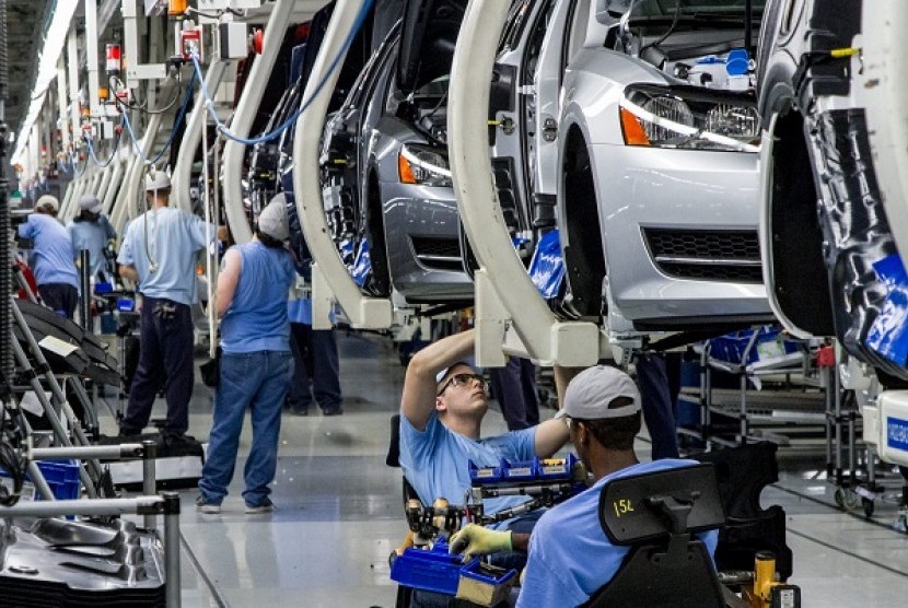 In this June 12, 2013, photo, workers assemble Volkswagen Passat sedans at the German automaker's plant in Chattanooga, Tenn. The car producer plans to build its factory in Cikampek, West Java. (file photo)