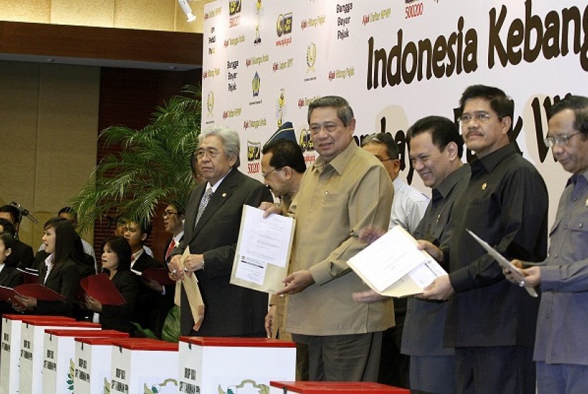 In this March 2012 photo, President Susilo Bambang Yudhoyono (center) submits his tax reports at Ministry of Finance in Jakarta. 
