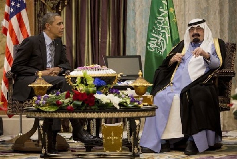 In this March 28, 2014 file photo, US President Barack Obama meets with Saudi King Abdullah about a coalition to tackle the extremist Islamic State group, at Rawdat Khuraim, Saudi Arabia. 