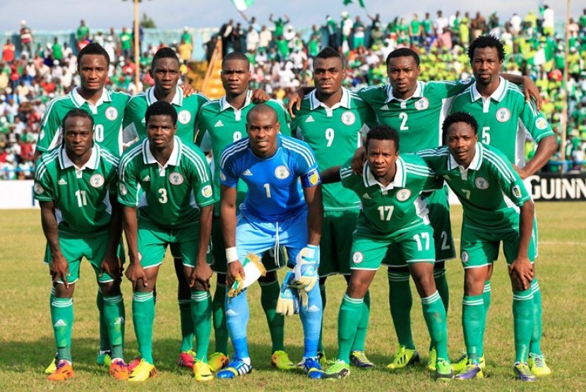 In this Nov. 16, 2013 file photo, Nigeria soccer team poses prior to start the World Cup qualifying match between Nigeria and Ethiopia at U. J. Esuene Stadium, in Calabar, Nigeria. Background from left: Mikel John Obi, Omeruo Kenneth, Ideye Brown, Emenike 