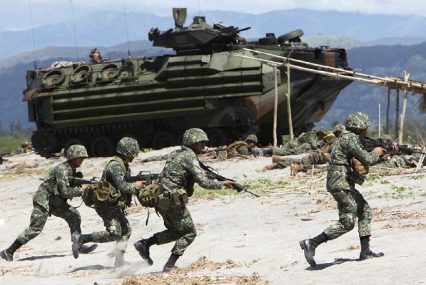In this picture on October 23, 2011, Philippine marines storm the beach with their counterparts from the US Marines Battalion Landing Team, 2nd Battalion, 7th Marine od the 31st Marine Exeditionary Unit based in Okinawa, Japan.