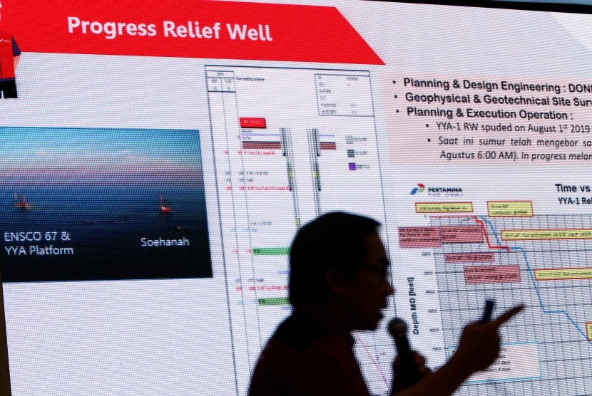 Incident Management Team Pertamina Hulu Energi Offshore North West Java (PHE ONWJ), Taufik Aditiyawarman memberikan paparan terkait penanganan terhadap tumpahan minyak di anjungan YYA-1 PHE ONWJ di Laut Jawa, di Kantor Pusat Pertamina, Jakarta, Kamis (8/8/2019).