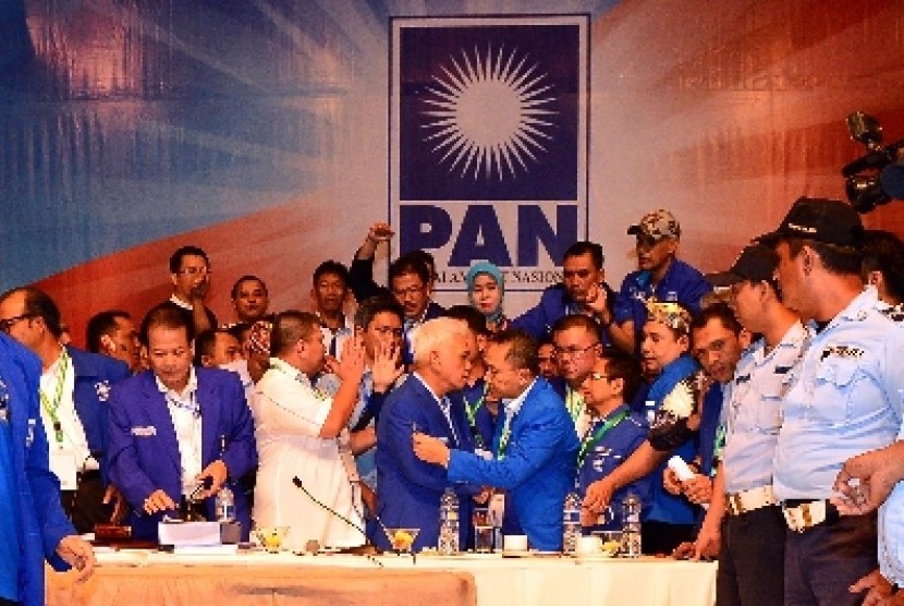 Incumbent Hatta Rajasa congratulates newly elected PAN General Chairman Zulkifli Hasan.