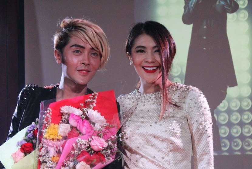 Indah Dewi Pertiwi (kanan) mendukung sang sahabat dalam merilis single lagu