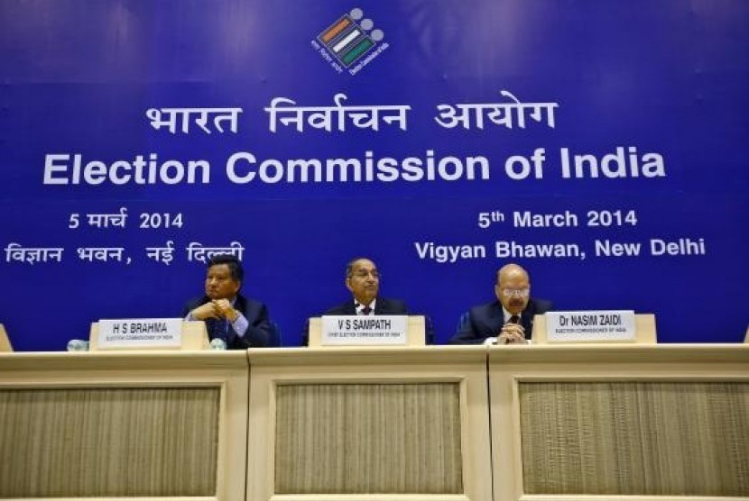 India's Chief Election Commissioner V.S. Sampath (center) listens to a reporter's question during a news conference to announce election dates, in New Delhi March 5, 2014.