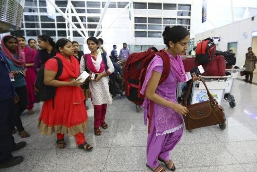 Indian nurses walk after they were released by Iraqi Islamist militants, as they arrive at Arbil International Airport, in Iraq's Kurdistan region, July 5, 2014.