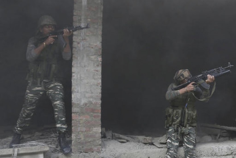 Tentara paramiliter India ambil posisi dekat lokasi baku tembak di Nowhatt, Srinagar, Kashmir. 