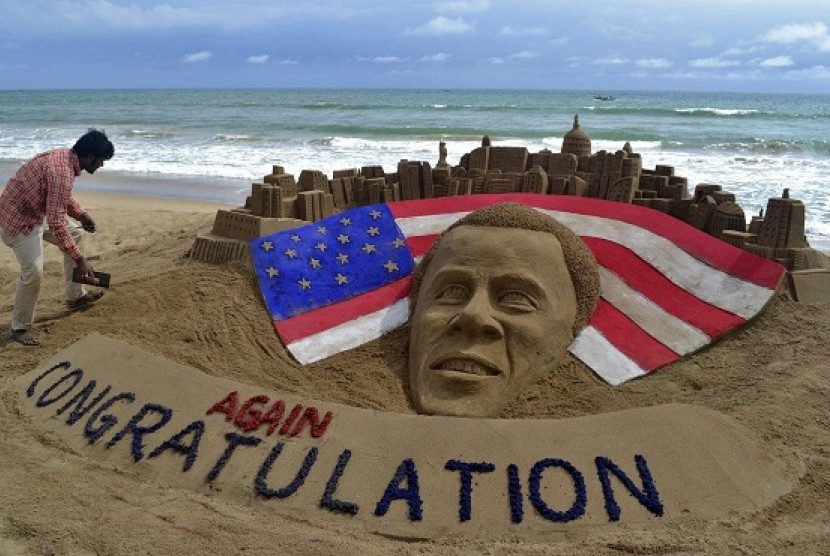 Indian sand artist Sudarshan Patnaik gives final touches to a sand sculpture of U.S. President Barack Obama on a beach at Puri, in the eastern Indian state of Odisha November 7, 2012.   