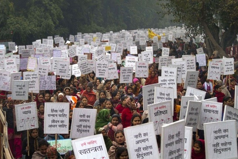 Indian women carry placards as they march to mourn the death of a gang rape victim in New Delhi, India, on Jan. 2, 2013.