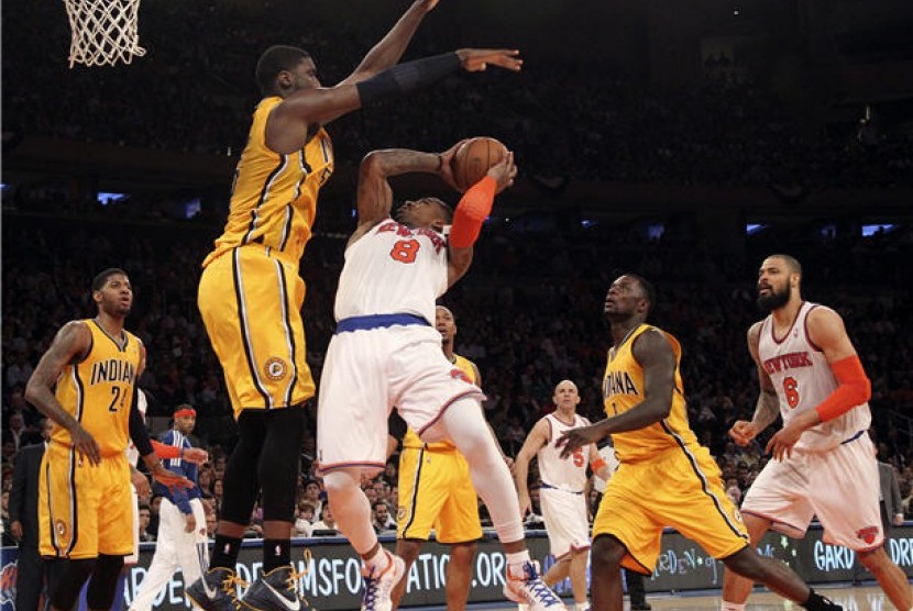 Indiana Pacers (kuning) menghadapi New York Knicks dalam laga putaran kedua babak playoff NBA.
