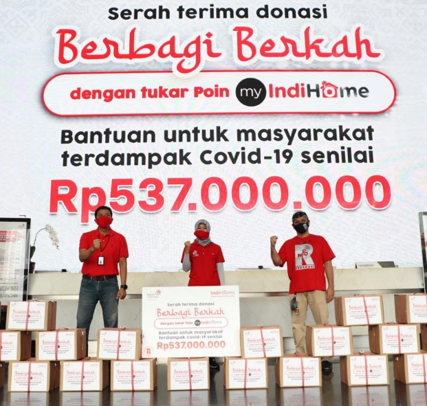IndiHome sebagai salah satu penyedia layanan triple play milik PT Telkom Indonesia (Persero) Tbk (Telkom) turut mewujudkan kepeduliannya dengan menyerahkan hasil Program Donasi Berbagi Berkah berupa 3.000 paket sembako senilai Rp537 juta untuk masyarakat terdampak COVID-19 di wilayah Jabodetabek. 