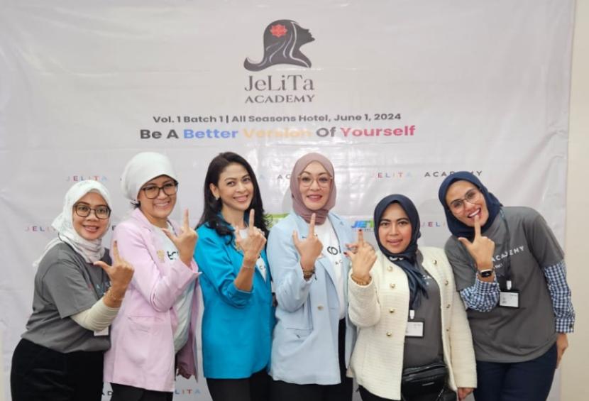 Indira Sudiro dan tim Jelita Academy berfoto berusaha usai workshop beauty.