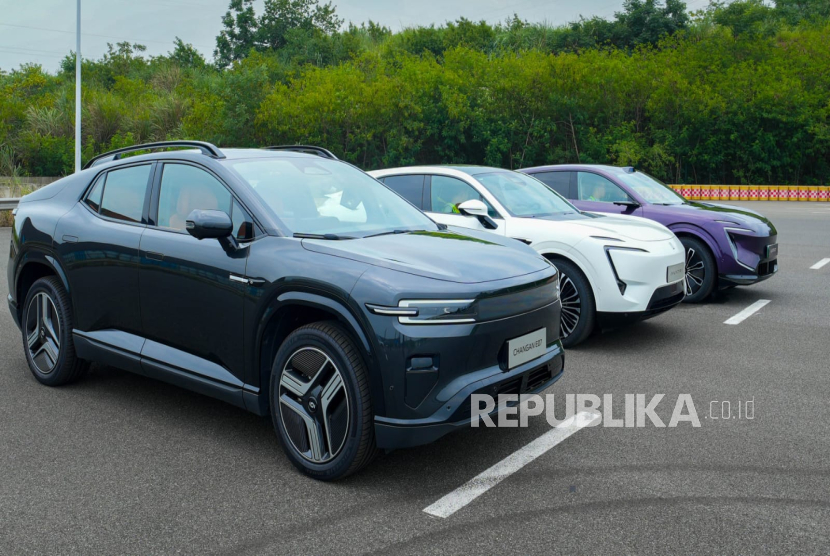 Indomobil Group dan CHANGAN Automobile semakin memantapkan kehadirannya di pasar otomotif Indonesia. Langkah konkret terbaru adalah kunjungan eksklusif ke kantor pusat di Chongqing, China, yang melibatkan seluruh jaringan dealer nasional. Ini menjadi kunjungan bersejarah pertama yang mempertemukan perwakilan dealer Indonesia dengan jajaran eksekutif CHANGAN sekaligus meninjau fasilitas utama pabrikan otomotif tersebut.