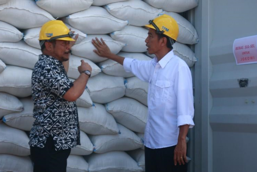 Indonesia akan mengekspor beras ke Arab Saudi. Foto: Menteri Pertanian Syahrul Yasin Limpo (kiri) mengunjungi gudang beras. 