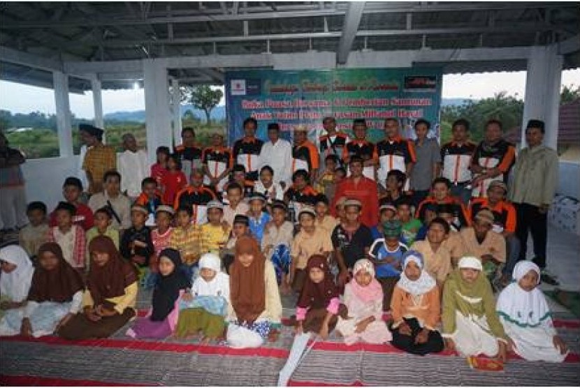 Indonesia APV Club berkunjung ke Yayasan Miftahul Hayat.