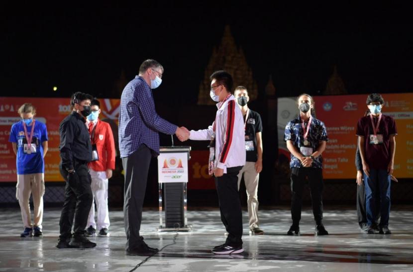 Indonesia berhasil mendapatkan delapan medali dalam ajang International Olympiad on Informatics (IOI) ke-34, yang diselenggarakan di Yogyakarta, pada 7 – 15 Agustus 2022.