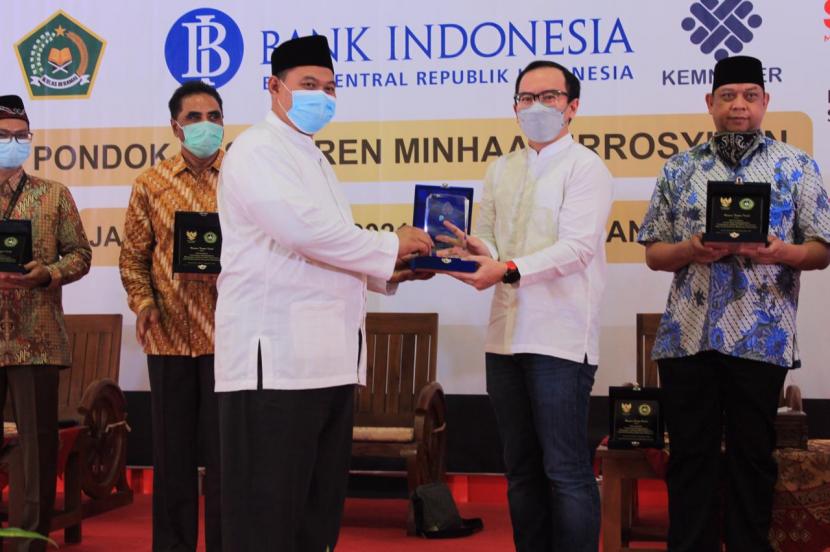 Indonesia Digital Network sebagai solusi dari PT Telkom Indonesia, mendukung transformasi digital di lingkungan pesantren. 