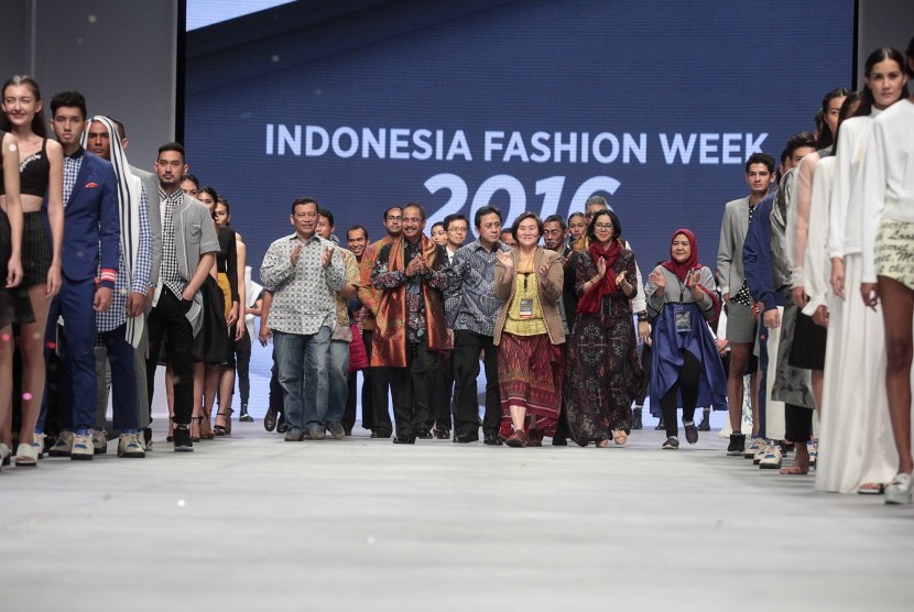 Indonesia Fashion Week, ajang rutin yang digelar tiap tahun untuk membangkitkan pasar mode Tanah Air.