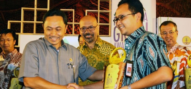 Indonesia Green Awards 2011 – Bambang Siswanto, Mgr. CSR Mgt Support Telkomsel menerima penghargaan dari Menteri Kehutanan, Zulkifli Hasan S.E, M.M atas prestasi TELKOMSEL sebagai Penginspirasi Bumi. Anugerah tersebut diberikan dalam ajang Indonesia Green 