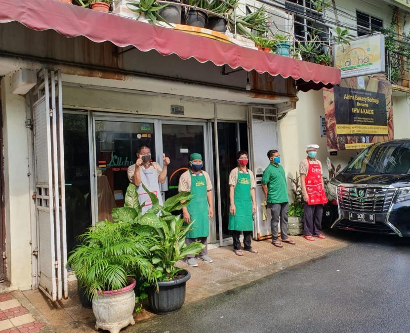 Indonesia Halal Watch (IHW) bekerja sama dengan perusahaan roti Aloha Bakery akan membagikan sejumlah roti gratis.