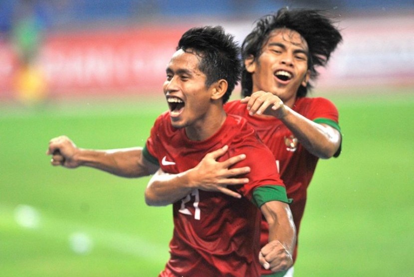 INDONESIA KALAHKAN SINGAPURA. Selebrasi pesepakbola Indonesia Andik Vermansah (kiri) dan Rasyid Assagid Bakri (kanan) usai mencetak gol ke gawang Singapura pada pertandingan babak penyisihan grup B Piala AFF 2012 di stadion Bukit Jalil, Kuala Lumpur, Malay
