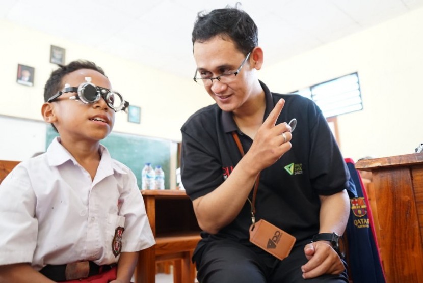 Indonesia Melihat bergulir sebagai program bantuan kacamata gratis dari mitra dan donatur Dompet Dhuafa, yang dalam kesempatan kali ini salah satunya adalah Tokopedia (2/3).