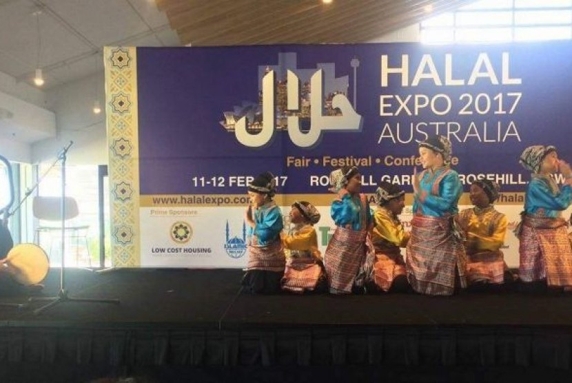 Indonesia menampilkan Tarian Saman dari Aceh di panggung Halal Expo 2017.
