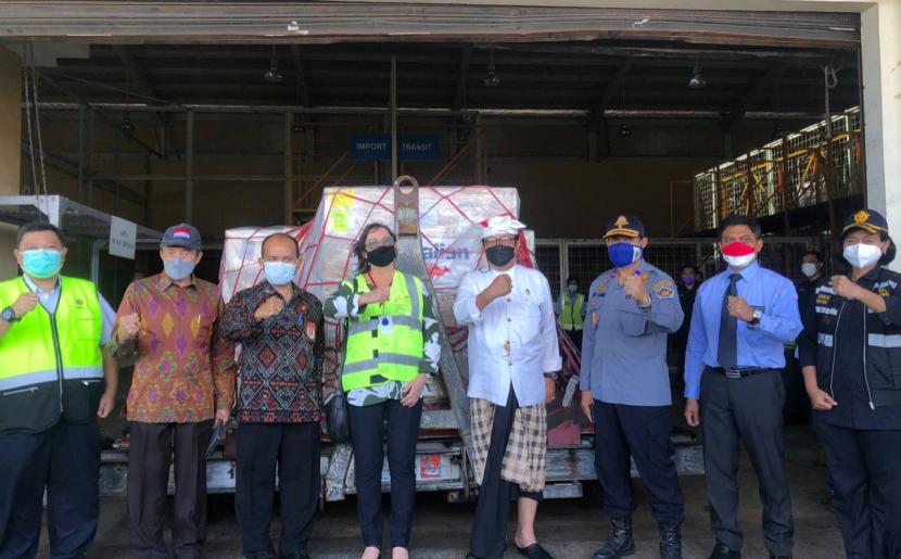 Indonesia menerima bantuan medis untuk penanganan Covid-19 dari Pemerintah Australia berupa ventilator.r