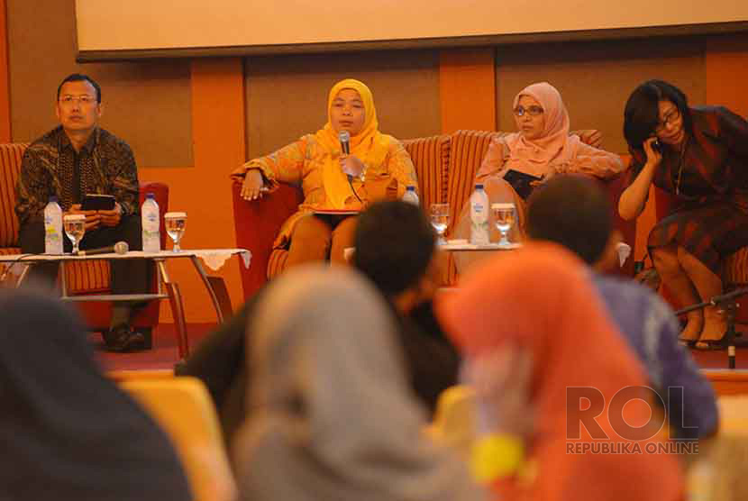 Indonesia Poverty Outlook 2015 : (dari kiri-kanan) Presiden Dompet Dhuafa Filantropi Ahmad Juwaini, Direktur Institute for Development of Economics and Finance (Indef) Enny Sri Hartanti, Senior Ekonomist World Bank Vivi Alatas, dan Deputi Kemiskinan Bappen