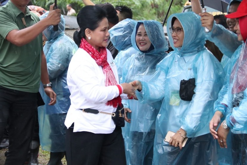 Indonesia Power berpartisipasi dalam kegiatan menanam mangrove bersama Ibu Negara Iriana Joko Widodo, Senin (11/3).