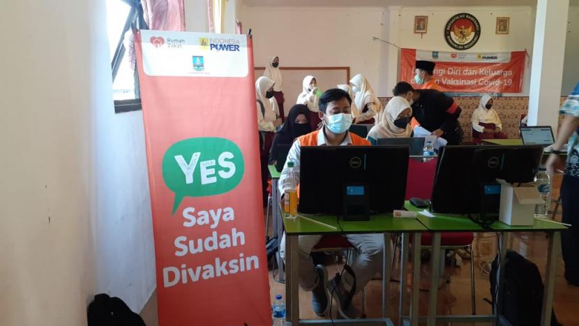  Indonesia Power Kamojang bekolaborasi dengan Rumah Zakat serta Dinas Kesehatan Kabupaten Serang dan Puskesmas Anyer menggelar vaksinasi Covid-19 dosis kedua di aula sekolah MTS N 4 Serang, Kamis (30/9).