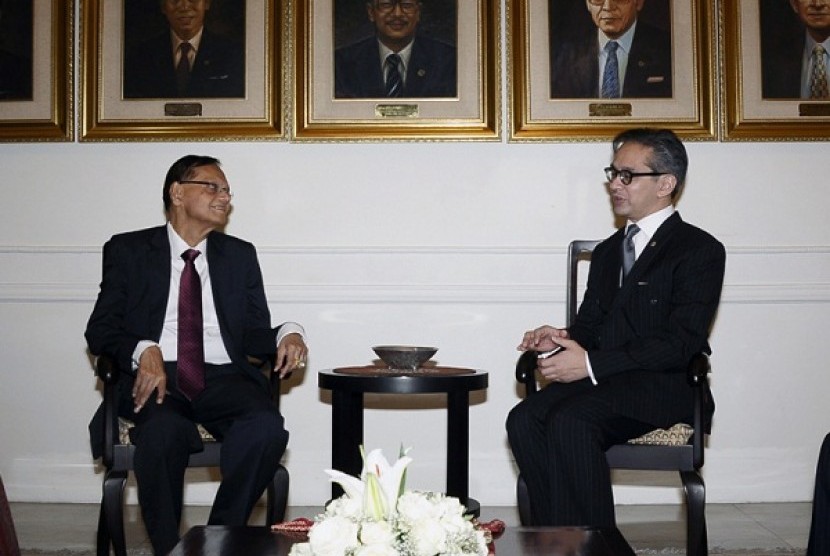 Indonesia's Minister of Foreign Affairs Marty Natalegawa (right) speaks with his Sri Lankan counterpart, GL Peiris in Jakarta on Monday, Oct 13. 