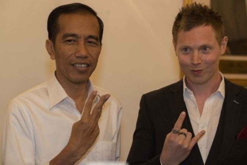 indonesia's president-elect Jokow Widodo (left) poses with Matt Hart, guitarist of Arkana, on Wednesday.