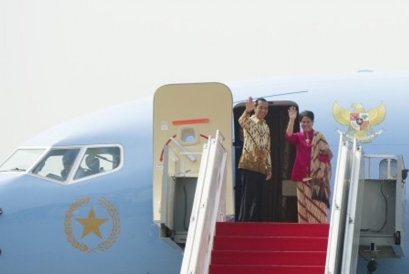 Indonesia's President Joko Widodo (left) and First Lady Iriana depart in their first official visit abroad on Saturday, Nov 8, 2014 . He arrives on the same day in Beijing, China.