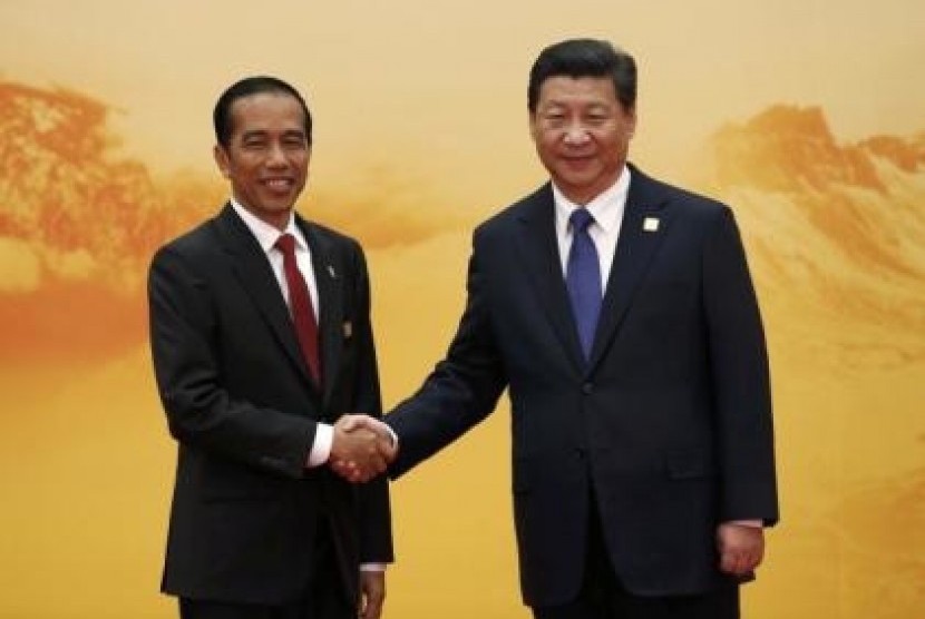 Indonesia's President Joko Widodo (left) shakes hands with China's President Xi Jinping during a welcoming ceremony of the Asia Pacific Economic Cooperation (APEC) forum, in Beijing, November 11, 2014. 
