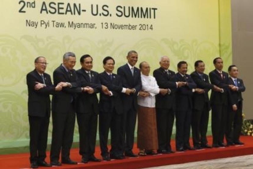 Indonesia's President Joko Widodo poses with other leaders in ASEAN-UD summit in Nay Pyi Taw, Myanmar, on Thursday, Nov 13, 2014.