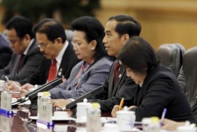 Indonesia's President Joko Widodo (second right) attends a meeting with China's President Xi Jinping (not pictured) at the Great Hall of the People in Beijing, November 9, 2014. 