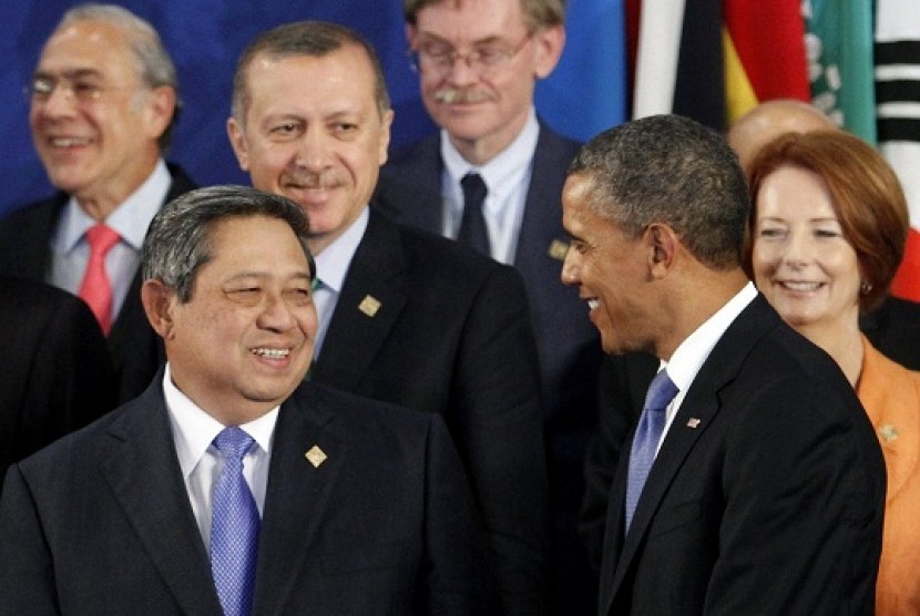Indonesia's President Susilo Bambang Yudhoyono (front L) talks with US President Barack Obama as Turkey's Prime Minister Tayyip Erdogan (3rd L) and Australian Prime Minister Julia Gillard (R) look on during the group photo session of the G20 Summit in Los 