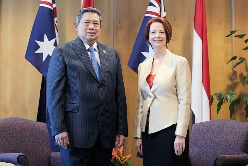 Indonesia's President Susilo Bambang Yudhoyono (left) poses with Australia's Prime Minister Julia Gillard during their meeting at the Northern Territory Parliament House in Darwin July 3, 2012. Yudhoyono is in Australia for the second annual Indonesia-Aust