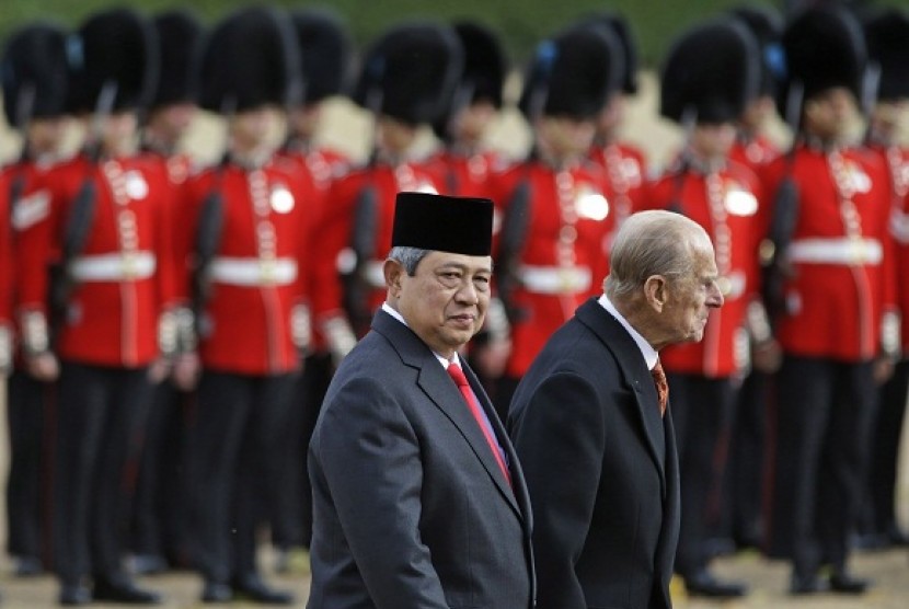 Indonesia's President Susilo Bambang Yudhoyono (left) reviews a Guard of Honour, accompanied by Britain's Prince Philip, during a ceremonial welcome at Horse Guards Parade in London October 31, 2012. Yudhoyono is on a three day state visit to Britain.  